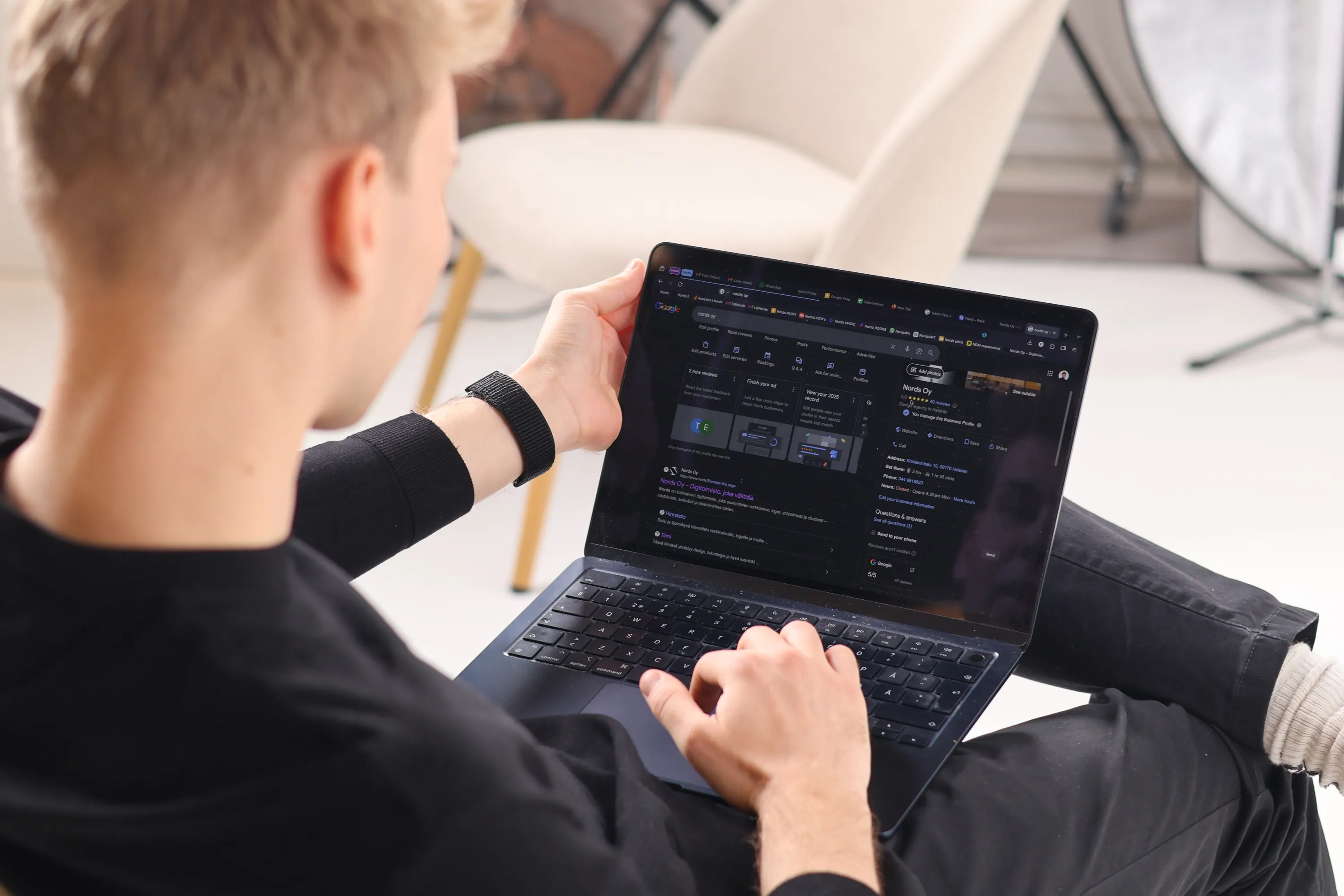 Nuori henkilö käyttää kannettavaa tietokonetta, jossa on avoinna Nords Oy:n Google Business -profiili.