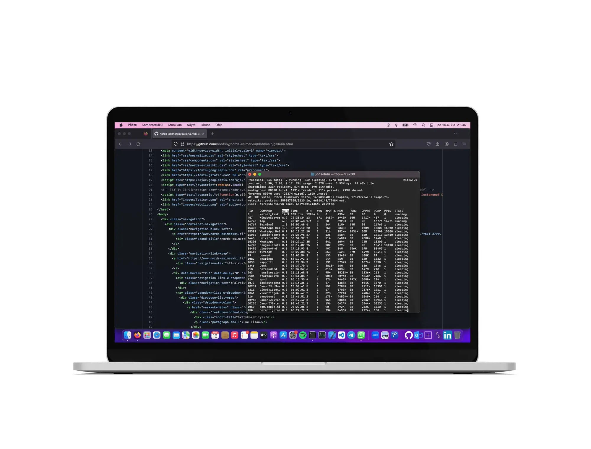 Macbook kannettava tietokone, jossa näkyy koodia.
