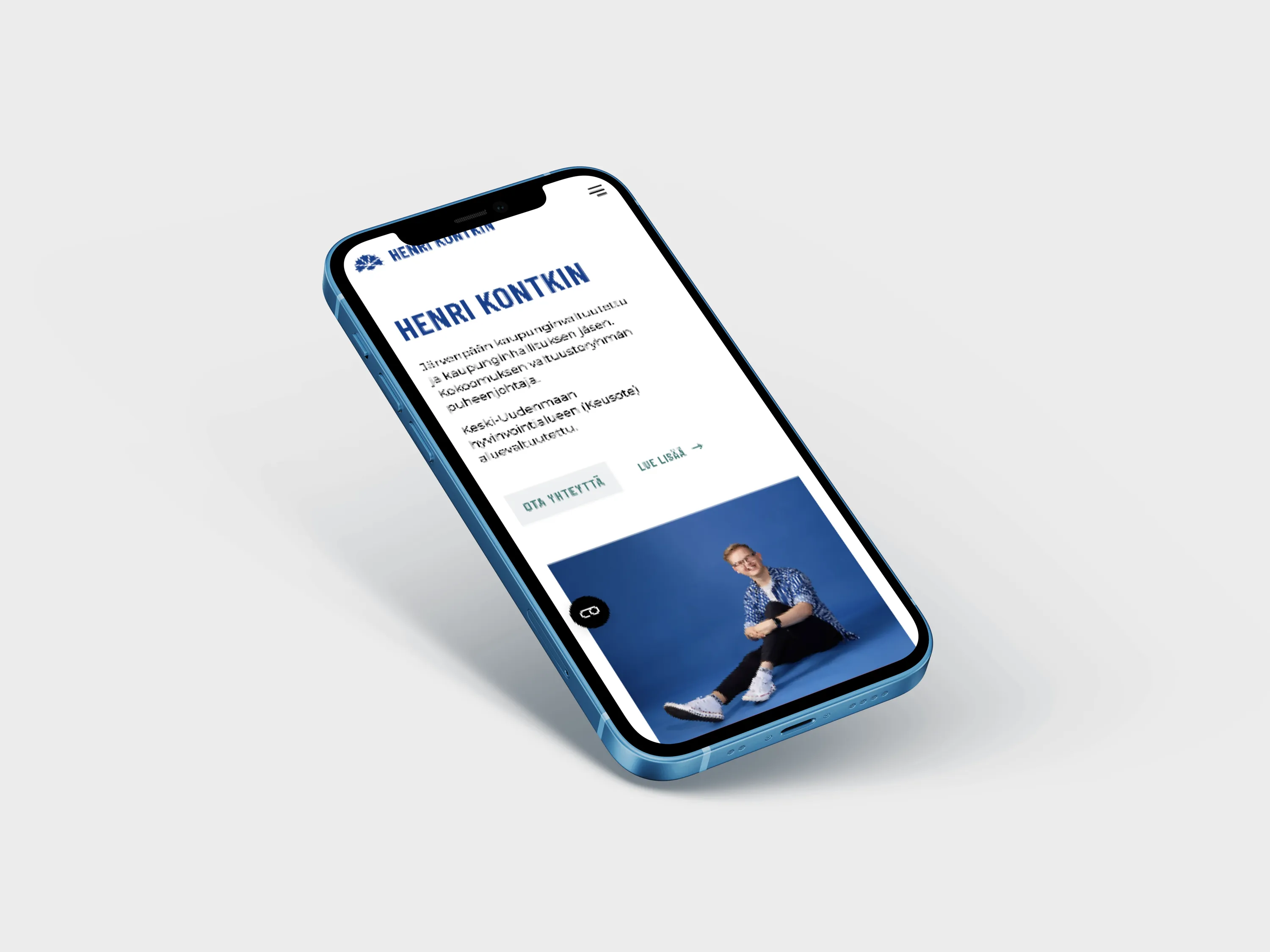 Sinisessä iPhone-puhelimessa näkyy Henri Kontkinin verkkosivusto, jossa on hänen nimensä, kuvaus ja valokuva hänestä sinisellä taustalla.