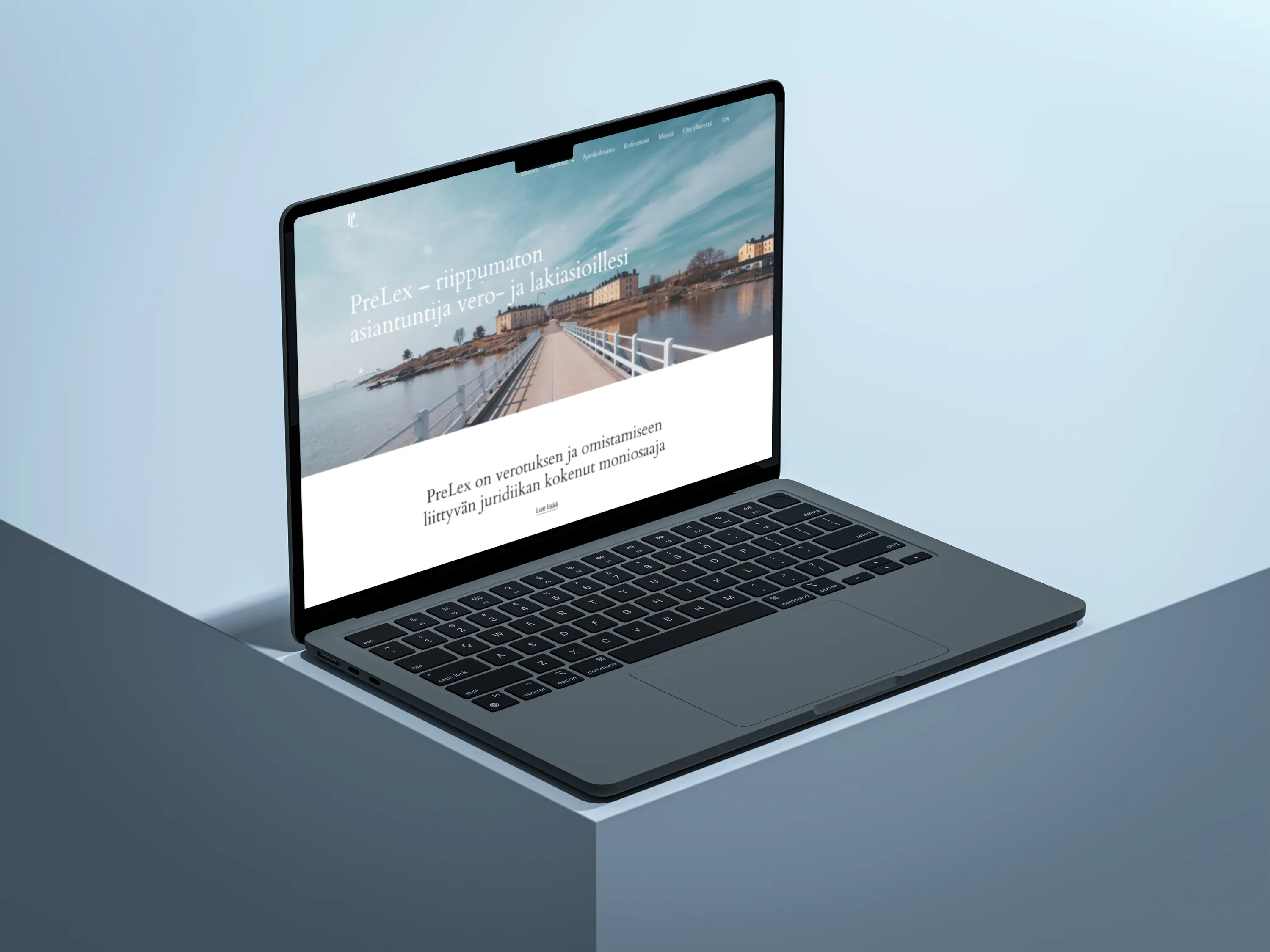 Kannettava tietokone, jossa näkyy PreLexin verkkosivusto, sinisellä taustalla.