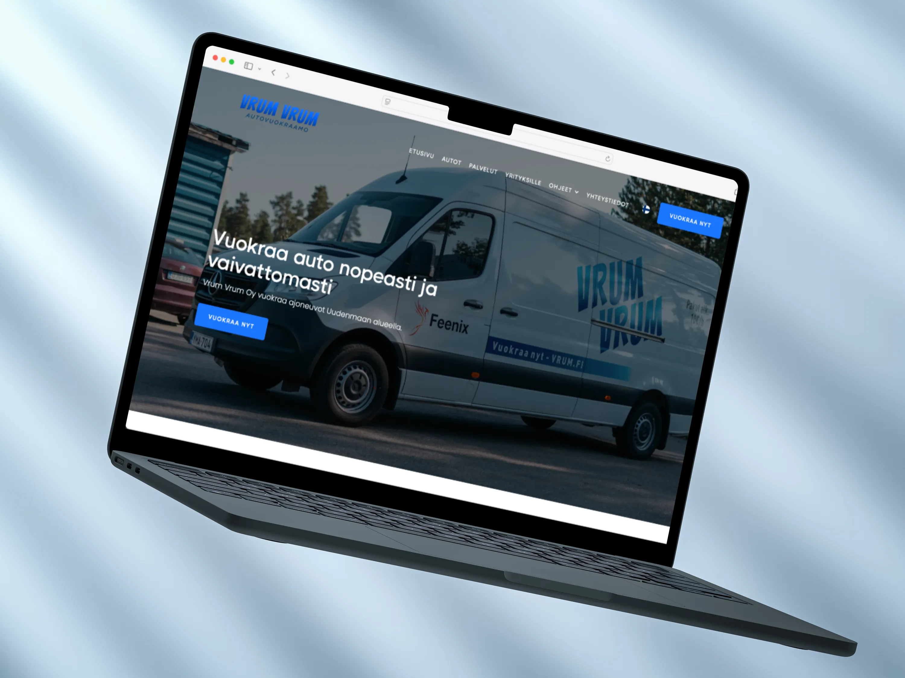 Kannettava tietokone, jossa näkyy Vrum Vrum -autovuokraamon verkkosivusto, jossa on valkoinen pakettiauto ja tekstiä suomeksi. Taustalla on sinertävä valo.