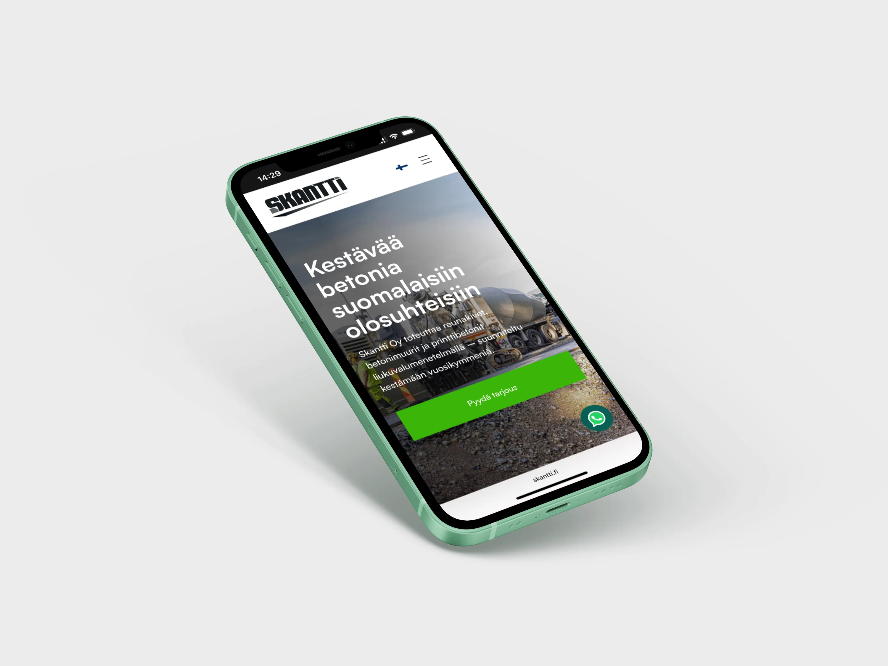 Vihreä iPhone-puhelin, jossa näkyy Skantin verkkosivusto, jossa mainostetaan kestävää betonia suomalaisiin olosuhteisiin. Puhelin on asetettu valkoiselle taustalle.